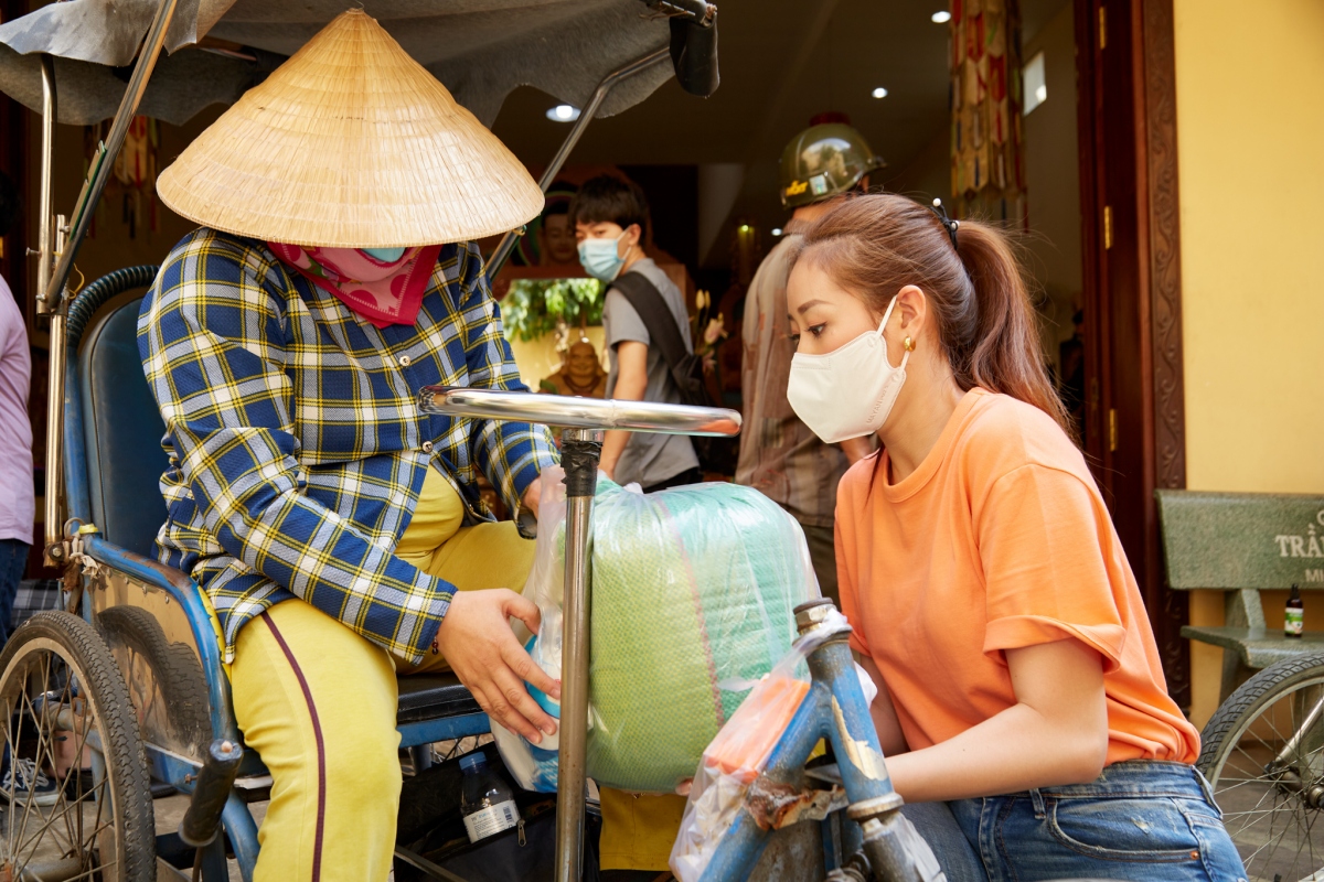 hoa hau khanh van trao qua cho nguoi dan co hoan canh kho khan dip tet tan suu hinh anh 17