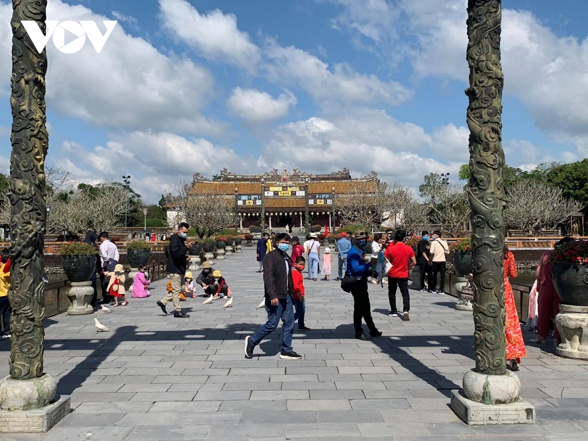 unesco-recognised hue relic site attracts visitors on lunar new year s day picture 1