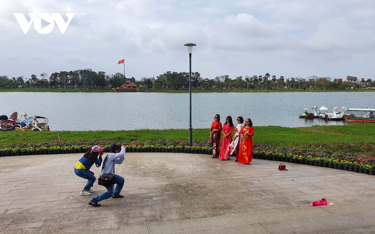 festive atmosphere of tet descends on ancient city of hue picture 11