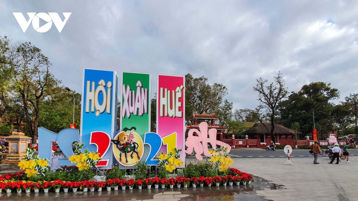 festive atmosphere of tet descends on ancient city of hue picture 14