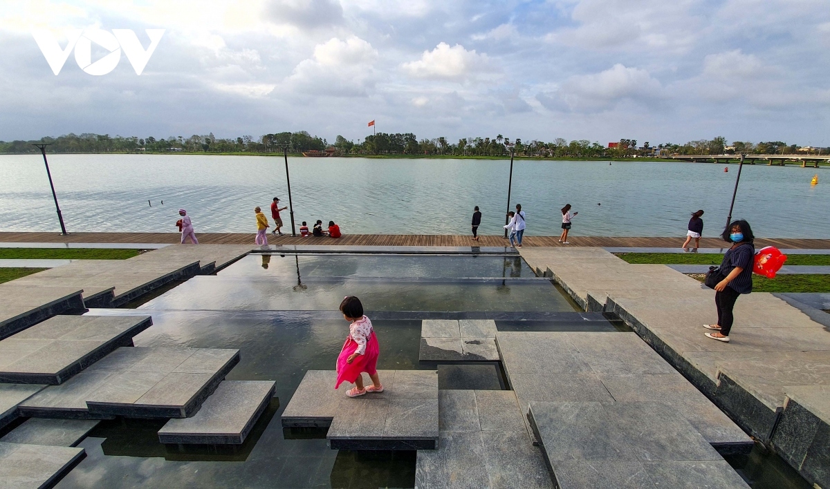 festive atmosphere of tet descends on ancient city of hue picture 7