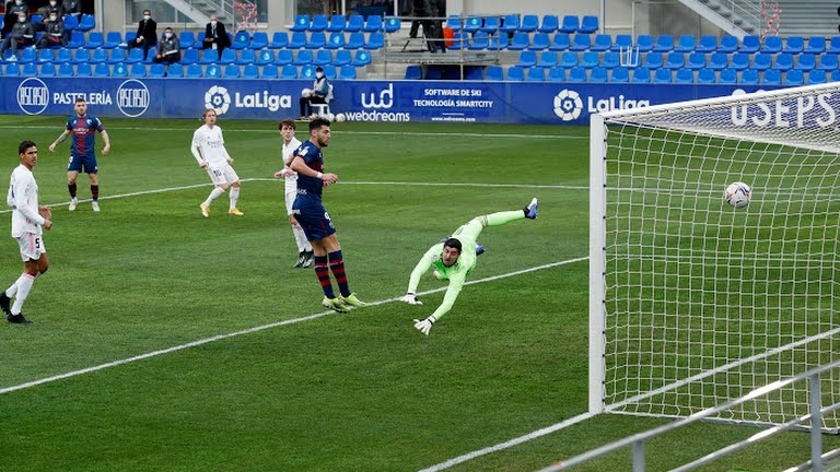 varane toa sang ruc ro, real madrid nguoc dong kich tinh truoc huesca hinh anh 2