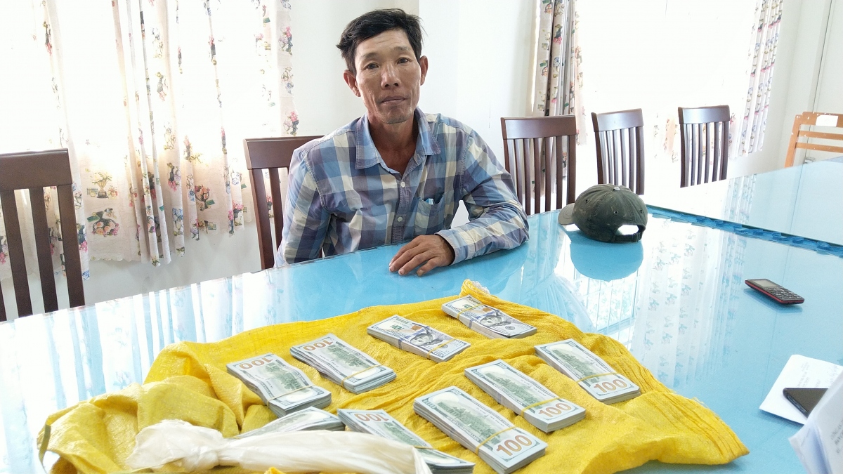 khoi to 2 doi tuong van chuyen trai phep hon 86.000 usd qua bien gioi hinh anh 2