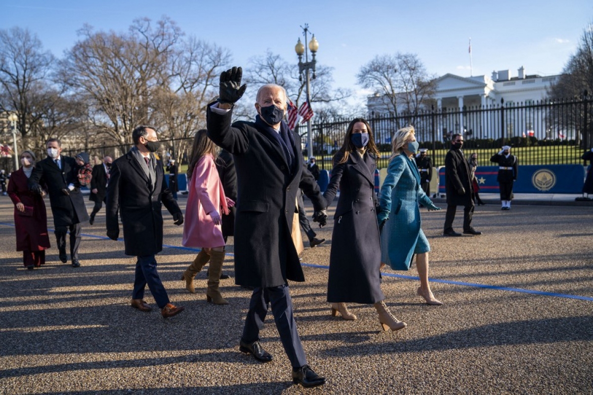 Tổng thống Joe Biden nắm tay phu nhân tiến về Nhà Trắng, nơi ông sẽ sống và làm việc trong 4 năm tới. Ảnh: Reuters