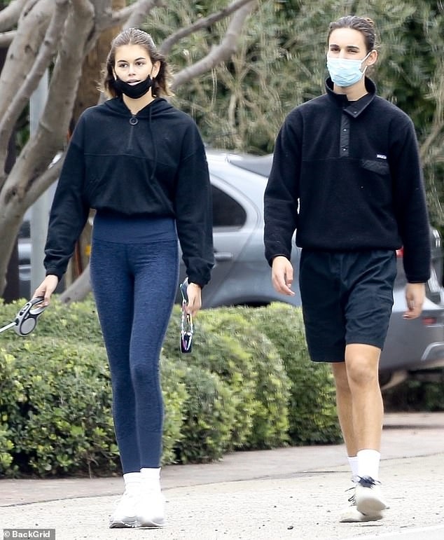 kaia gerber gian di di dao pho cung ban be hinh anh 1