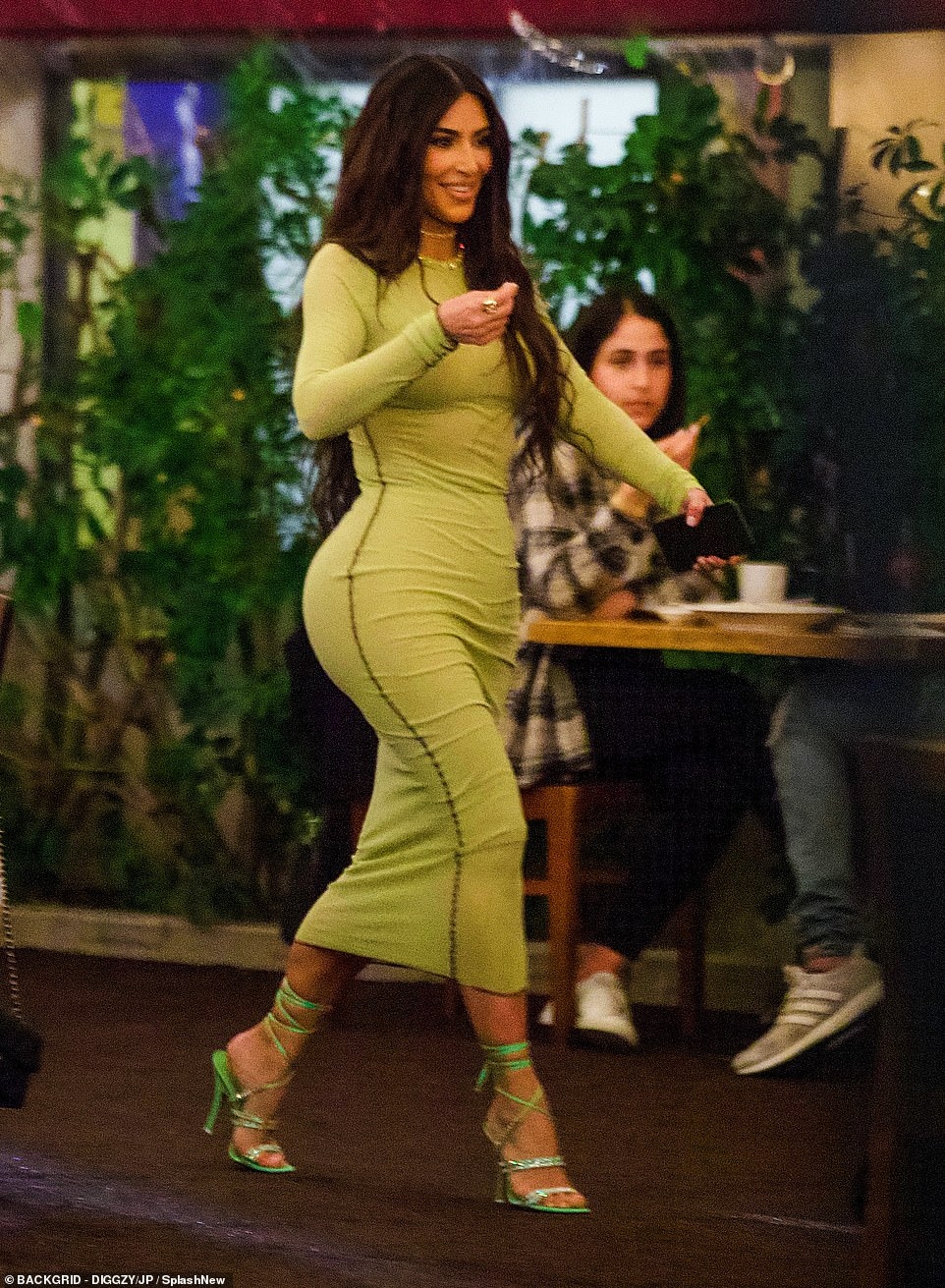 kim kardashian nong bong di an toi cung ban be sau on ao ly hon hinh anh 1