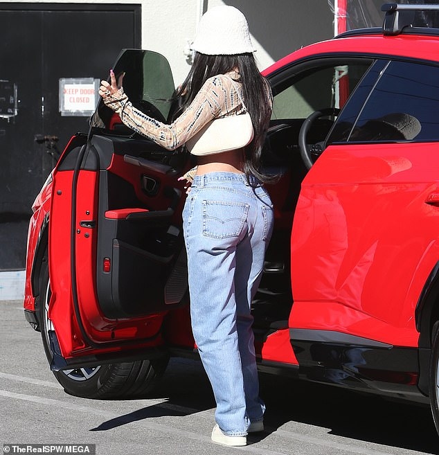 kylie jenner dien croptop khoe eo thon, lai sieu xe di an trua cung ban be hinh anh 3