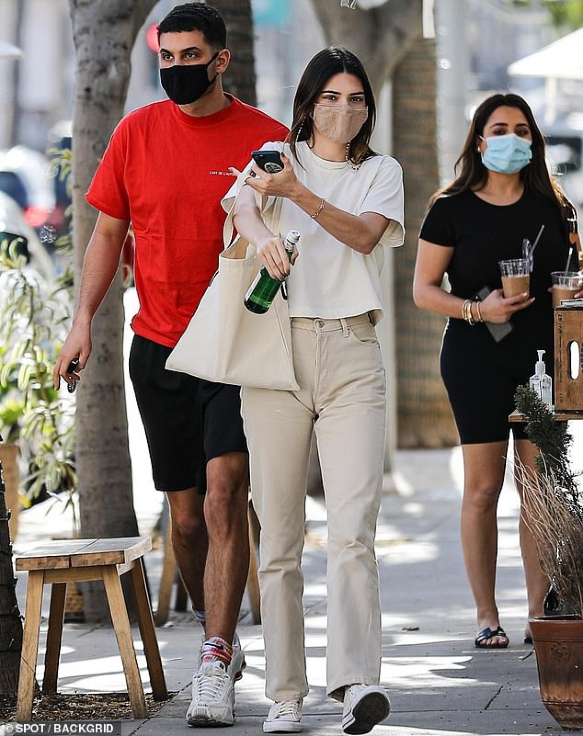 kendall jenner sanh dieu di choi cung ban than khac gioi hinh anh 4