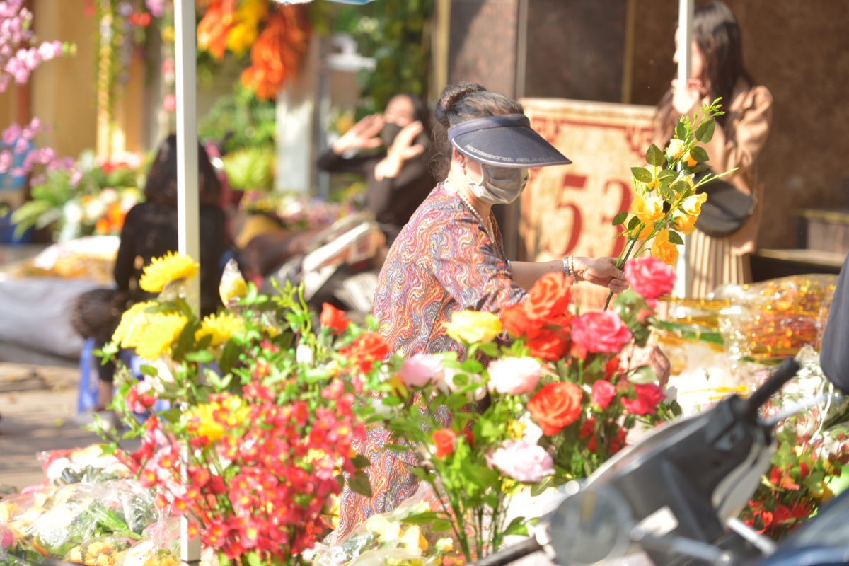 Hoa giấy, hoa lụa cũng được bày bán trong phiên chợ bởi khả năng bền màu và có màu sắc phong phú.