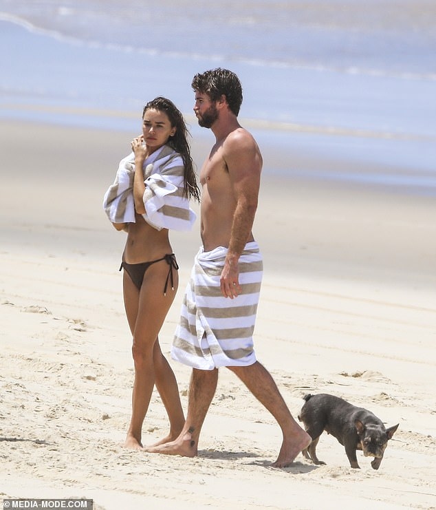 liam hemsworth ngot ngao om ban gai tren bai bien hinh anh 10