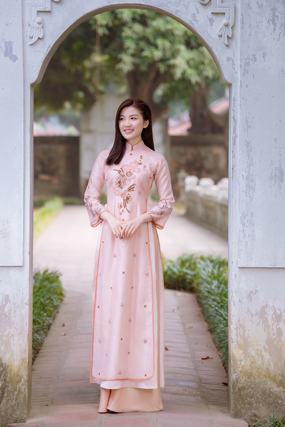 luong thanh khoe ve dep xuan thi trong ao dai cua ngoc han hinh anh 3