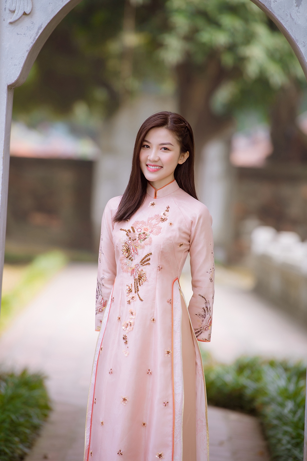 luong thanh khoe ve dep xuan thi trong ao dai cua ngoc han hinh anh 1