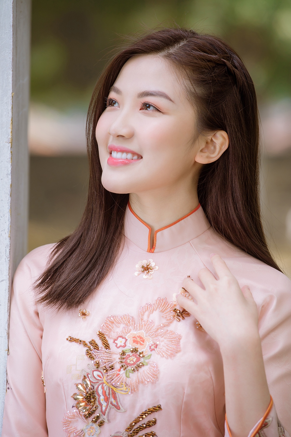 luong thanh khoe ve dep xuan thi trong ao dai cua ngoc han hinh anh 4