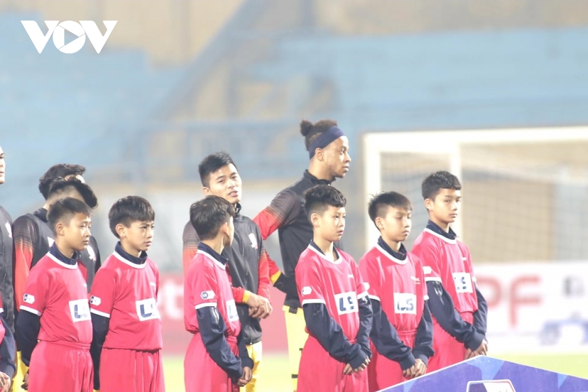 Khi trở lại, V-League sẽ tạm thời bỏ nghi thức cầu thủ dắt tay các em nhỏ ra sân trước trận đấu. 