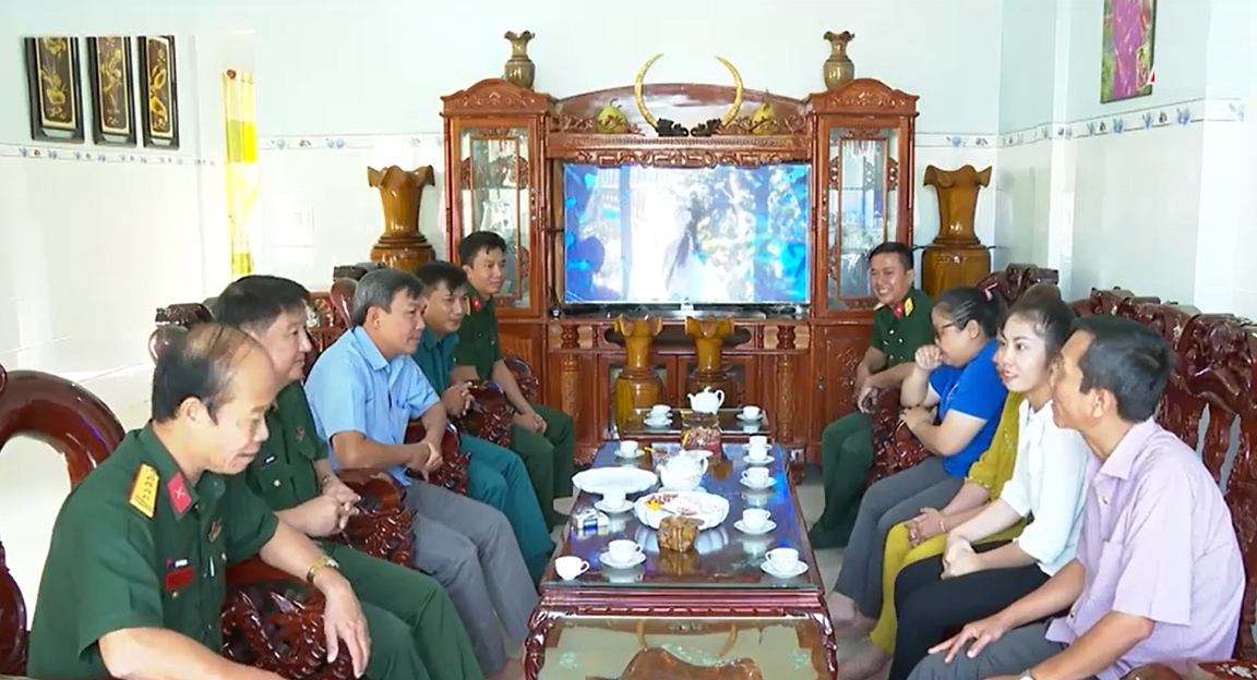 Mấy ngày qua, lãnh đạo chính quyền các địa phương, các lực lượng vũ trang đã đến thăm, động viên các gia đình có công dân trúng tuyển.