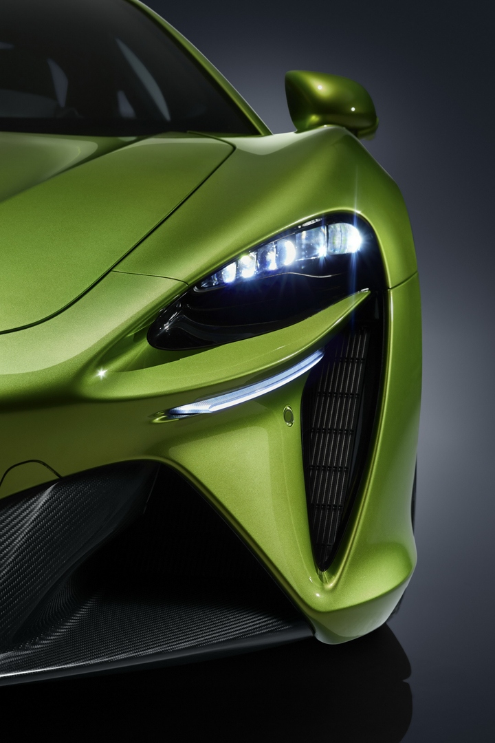 McLaren Artura hoàn toàn mới sẽ có giá bán khởi điểm 225.000 USD và bắt đầu có mặt trên thị trường vào quý 3 năm nay. Hãng sẽ bán ra mẫu xe này với năm cấu hình gồm Performance với phối màu và các chi tiết ốp thể thao, TechLux mang đến sự sang trọng nhưng không kém phần “high-tech” và Vision với các phối màu tương lai và đầy tính phiêu lưu.