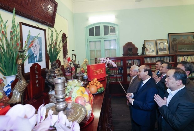 pm offers incense to late party, state leaders picture 1