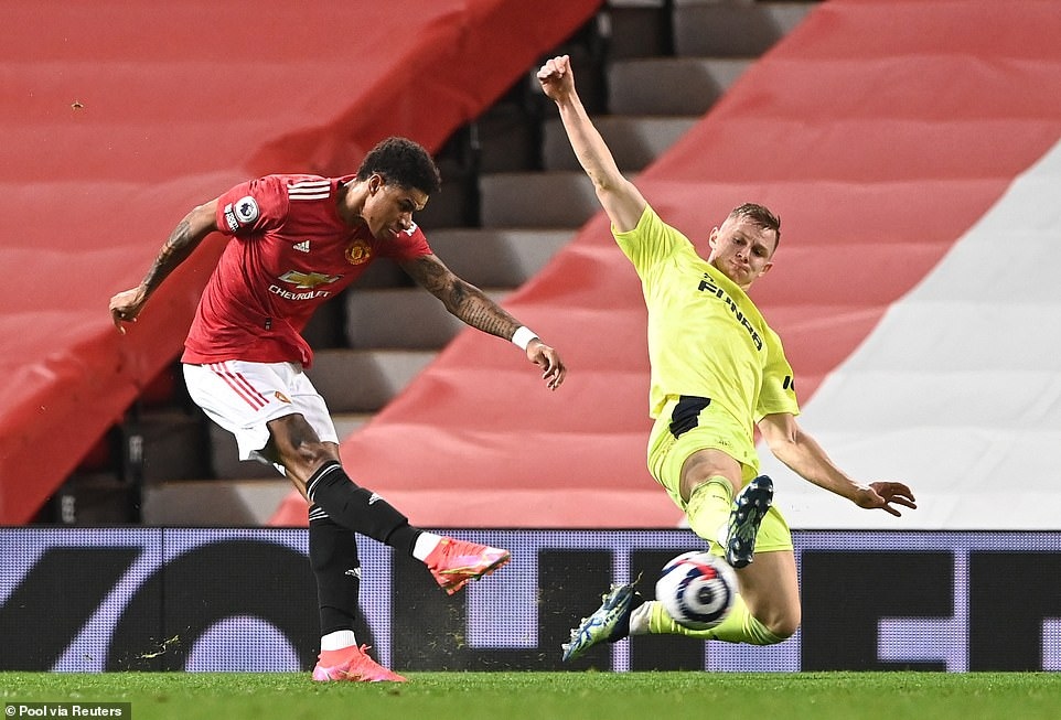 Marcus Rashford đưa MU vượt lên dẫn trước với pha độc diễn ấn tượng. (Ảnh: Getty)