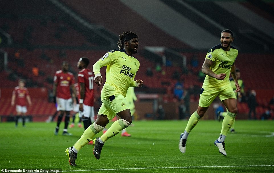 Newcastle gỡ hòa chỉ 6 phút sau khi MU mở tỷ số. (Ảnh: Getty)
