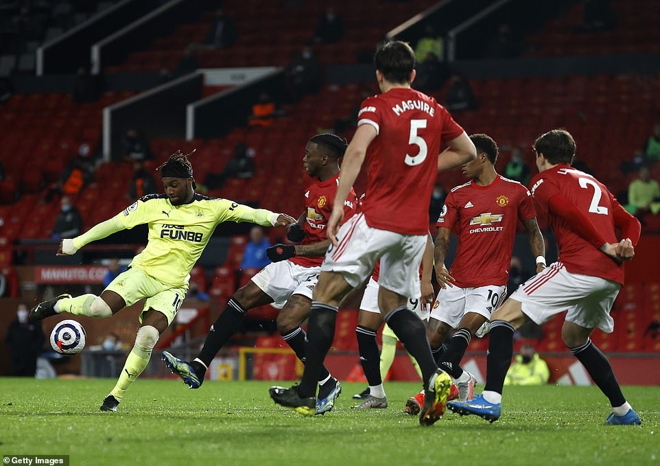 Allan Saint-Maximin sút tung lưới MU sau khi được Harry Maguire "kiến tạo". (Ảnh: Getty)