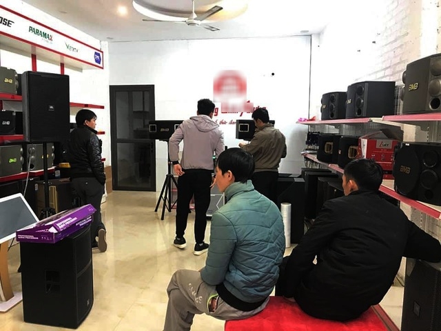 Ở nhà tránh dịch, thiết bị karaoke tại gia 'cháy hàng' đầu năm mới