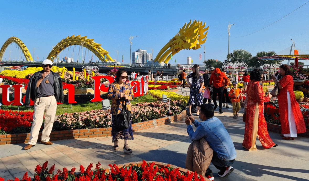 Da Nang welcomes crowds of visitors during Tet