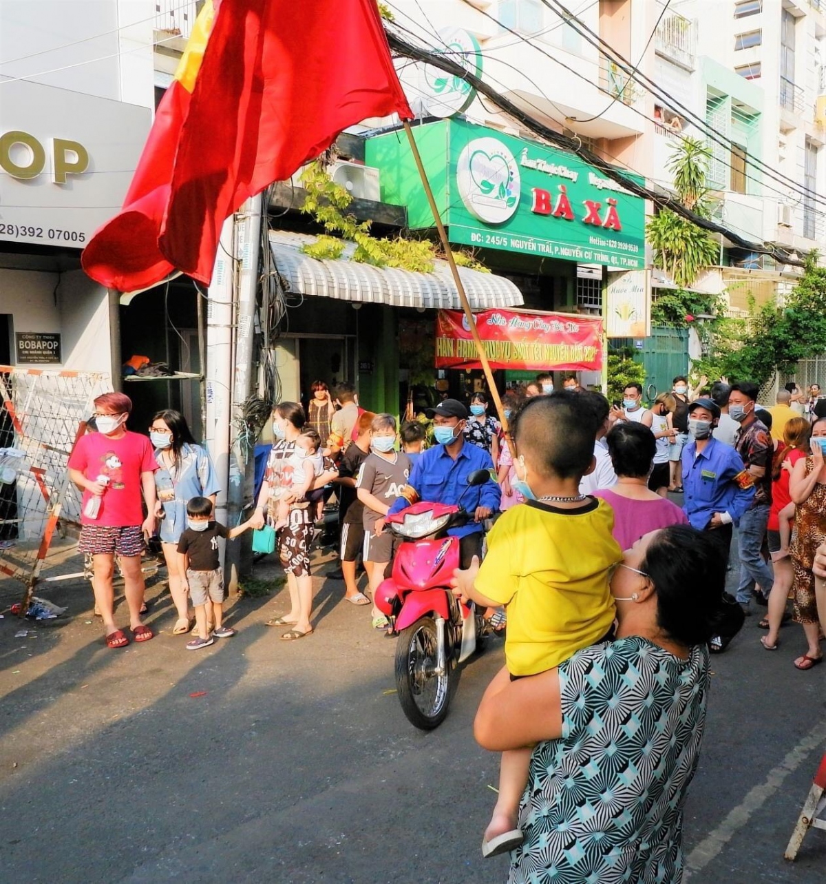 Người dân khu Mả Lạng vui mừng vì được gỡ phong tỏa sau 10 ngày (Ảnh HCDC)