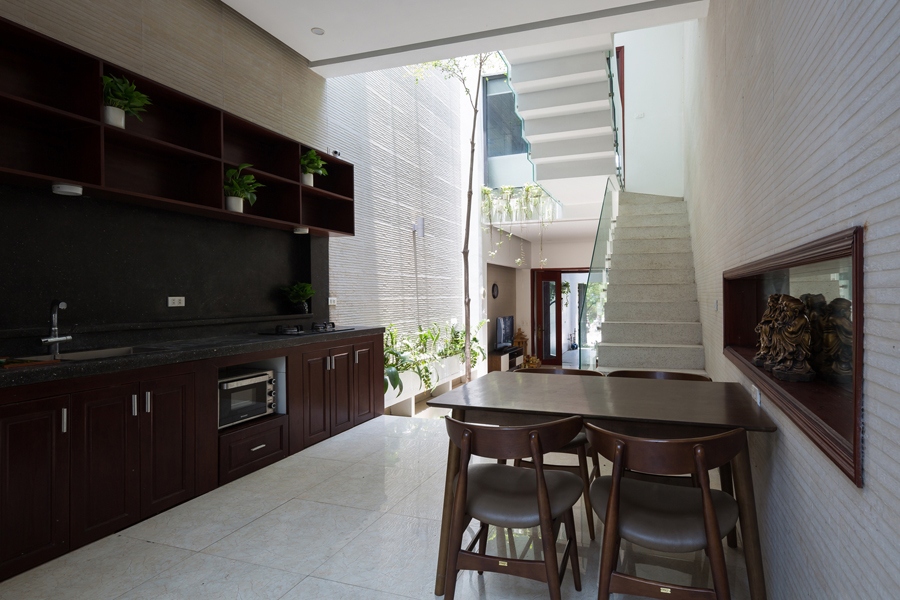 Không gian phòng bếp ăn được mở rộng tầm nhìn xuyên suốt nhà ra phía trước. Trong nội thất, các loại vật liệu sàn, tường, trần sử dụng màu sáng để tăng hệ số chiếu sáng. Đồ gỗ nội thất sẫm màu tạo nên sự tương phản.