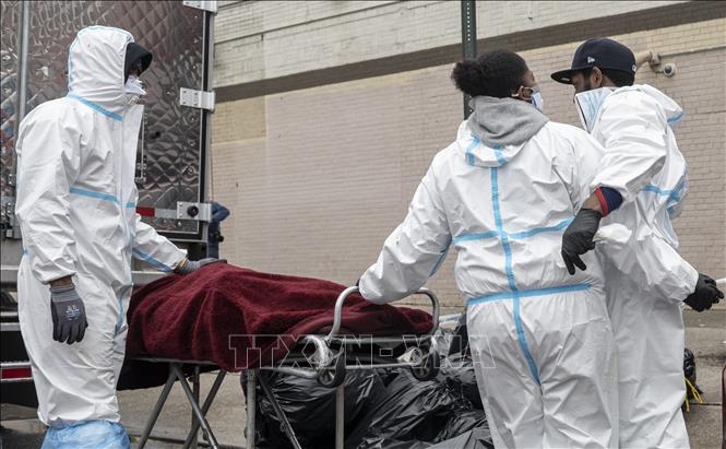 Chuyển thi thể bệnh nhân tử vong do Covid-19 tới nhà tang lễ tại New York, Mỹ. Ảnh: AFP/TTXVN