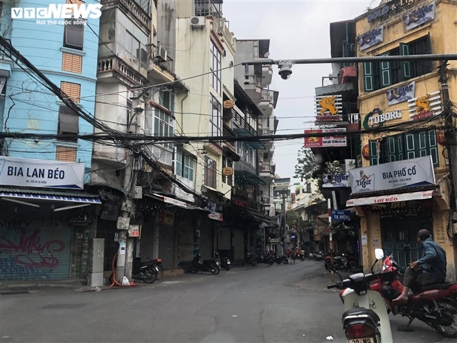 hang quan pho co ha noi nghi tet keo dai, khach san rao ban la liet bang to roi hinh anh 2