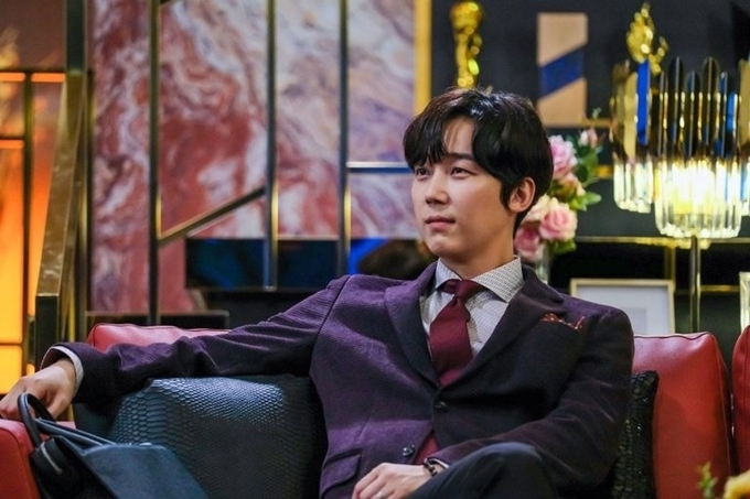 Bác sĩ Ha Yoon Chul, chồng cũ của Cheon Seo Jin gây ấn tượng với đông đảo khán giả ngay những tập đầu.