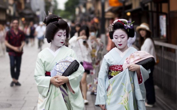 Geisha khởi đầu là những người hoạt động giải trí chuyên nghiệp