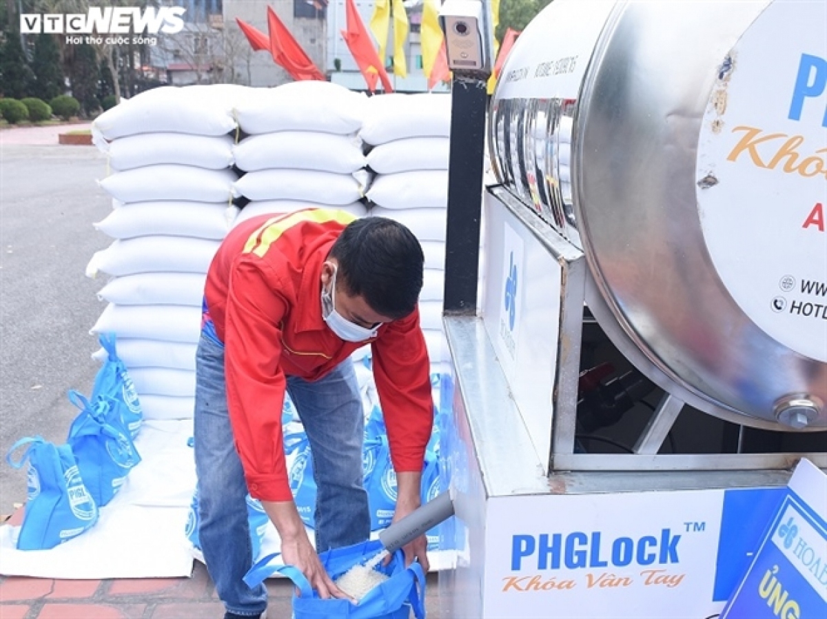 first free atm rice machine debuts in hai duong province picture 1