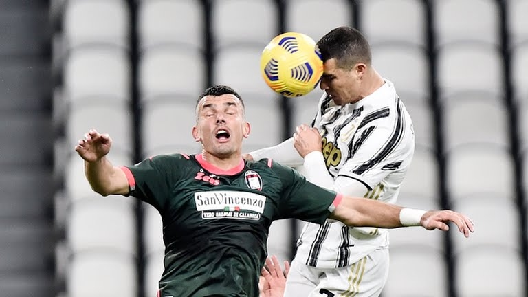 Ronaldo ghi cú đúp bàn thắng bằng đầu vào lưới Crotone (Ảnh: Reuters).