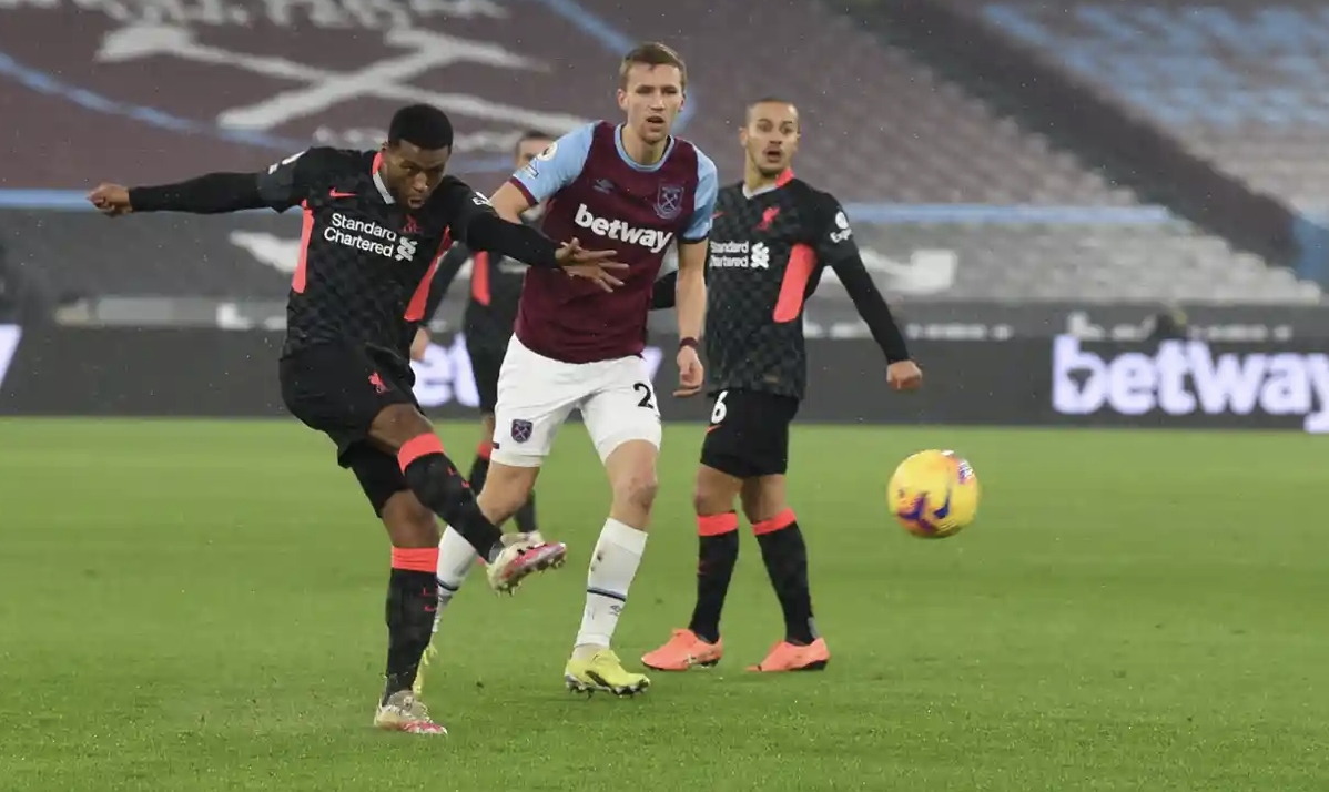 Liverpool chưa thể tìm kiếm đường vào khung thành thủ môn Fabianski trong hiệp đấu đầu tiên. (Ảnh: Getty).