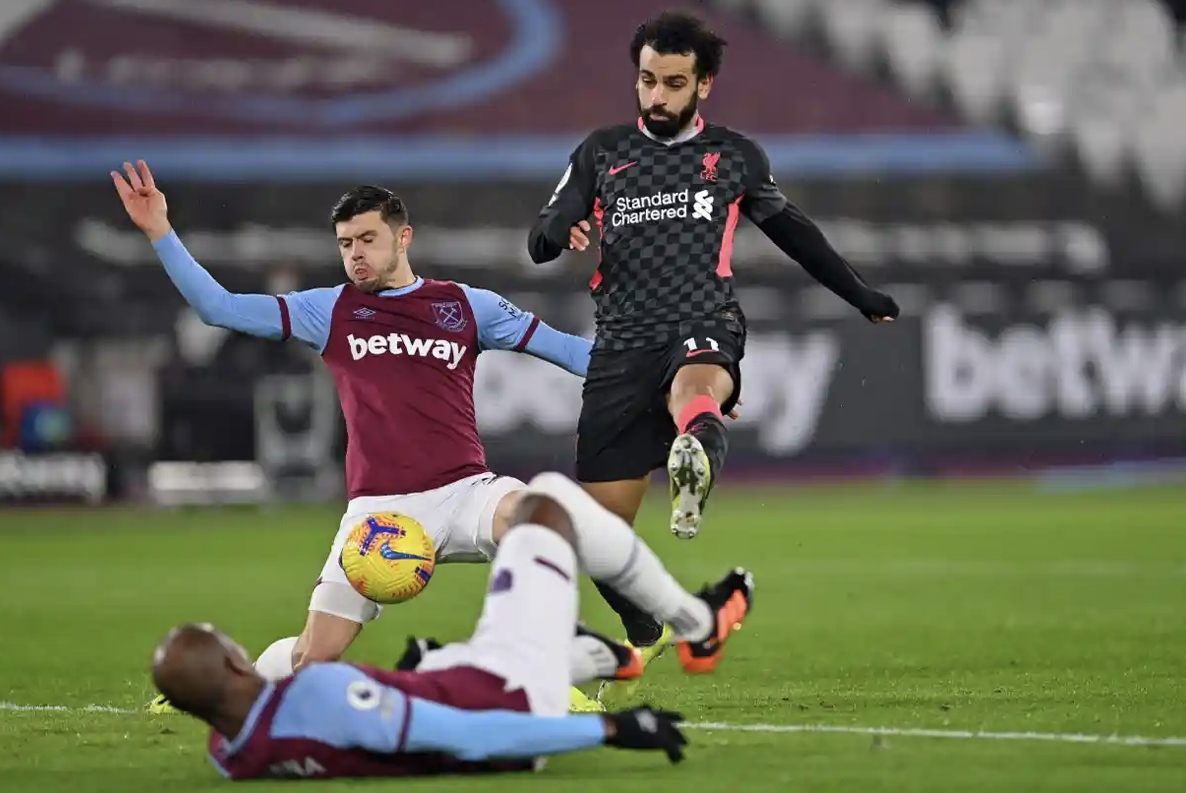 West Ham không thể cản bước Salah. (Ảnh: Pool).