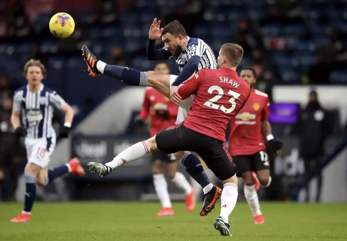 West Brom vẫn đang phòng ngự kiên cường trước sức ép liên tục từ MU. (Ảnh: PA).