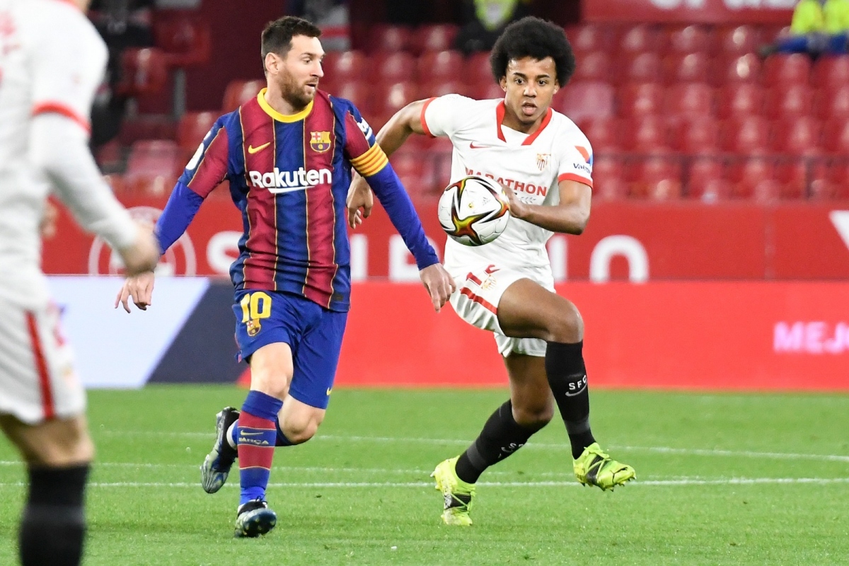 Không phải Messi, trung vệ Kounde mới là cầu thủ hay nhất trận Sevilla - Barca. (Ảnh: Getty).