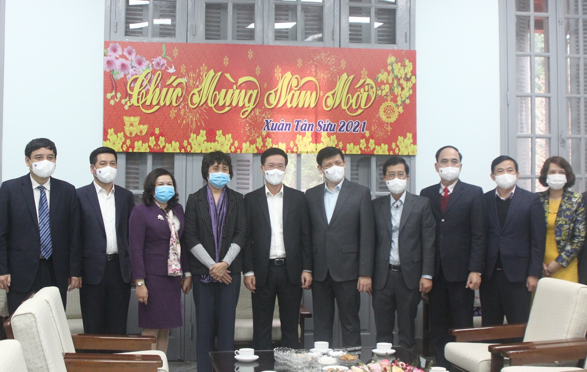 Ong vo van thuong tham va chuc tet vien ve sinh dich te trung uong hinh anh 1