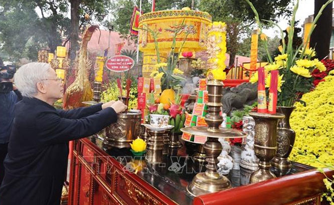 general secretary offers incense to late kings at thang long citadel picture 2 general secretary offers incense to late kings at thang long citadel picture 2