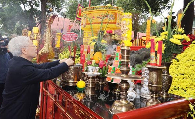 general secretary offers incense to late kings at thang long citadel picture 2