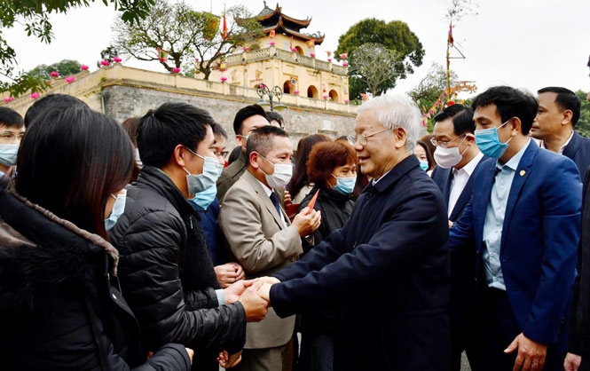 general secretary offers incense to late kings at thang long citadel picture 6 general secretary offers incense to late kings at thang long citadel picture 6