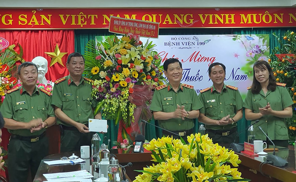 thu truong bo cong an chuc mung cac y, bac si benh vien 199 hinh anh 1