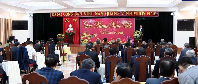 Thủ tướng Nguyễn Xuân Phúc chúc Tết cán bộ lão thành miền Trung (Ảnh: KT)