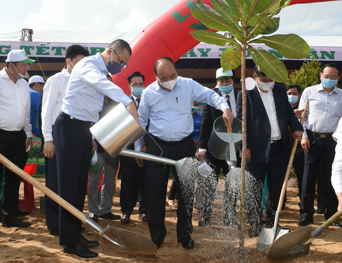 Thủ tướng Nguyễn Xuân Phúc cùng các đại biểu tham gia Tết trồng cây Xuân Tân Sửu. 