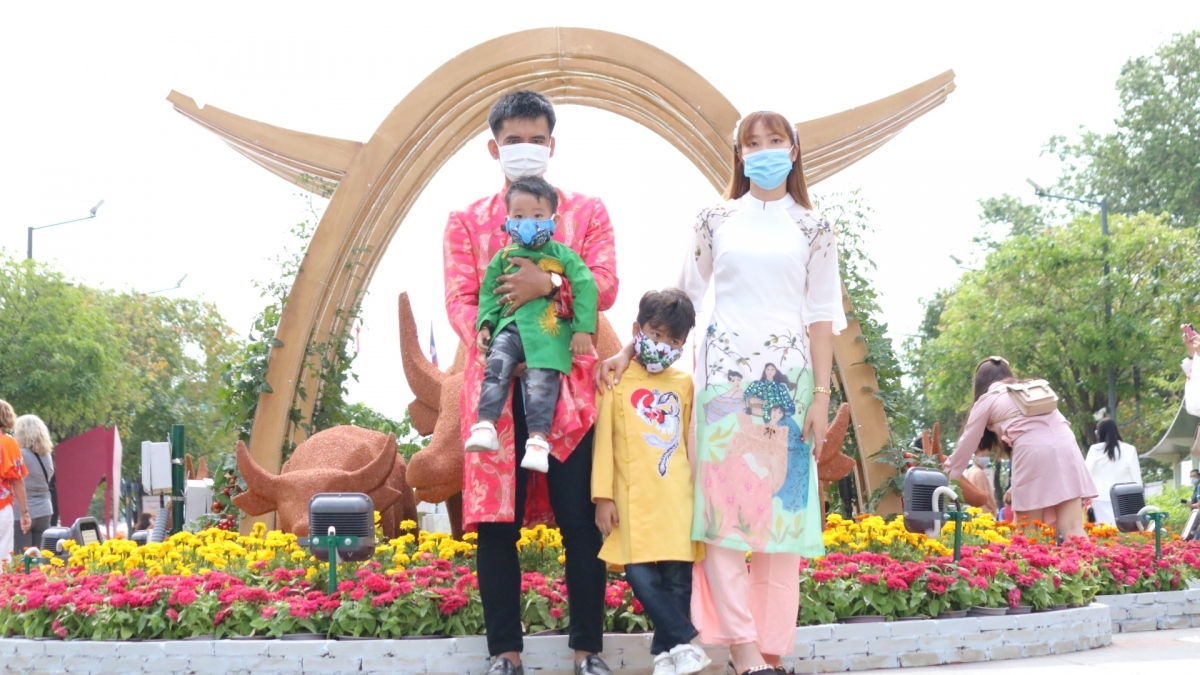 nguyen hue flower street opens amid covid-19 fears picture 2