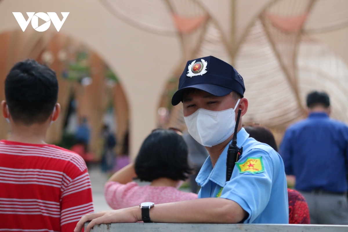 nguyen hue flower street opens amid covid-19 fears picture 3