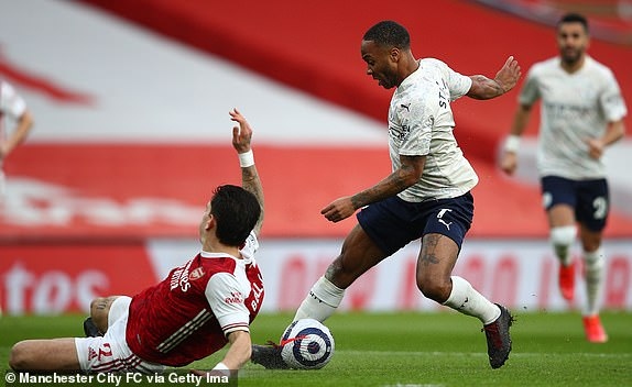Sterling ghi bàn sau 90 giây, Man City dễ dàng "vượt ải" Arsenal