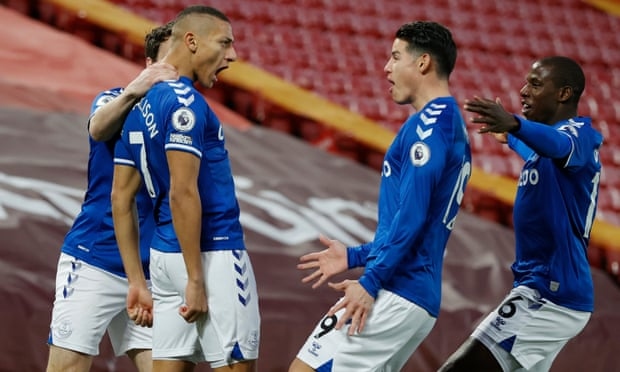 Niềm vui của các cầu thủ Everton sau bàn mở tỷ số của Liverpool. (Ảnh: Reuters).