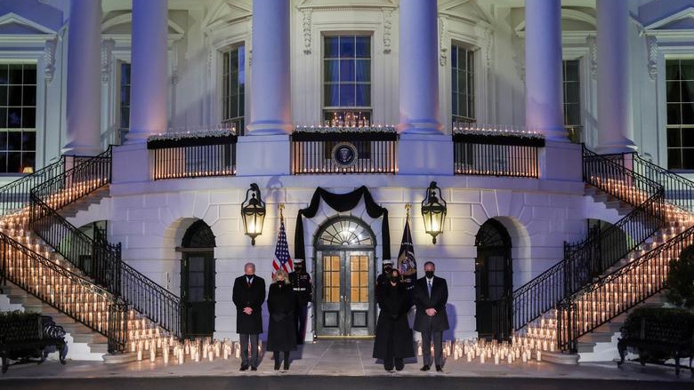 Tổng thống Biden cùng với đệ nhất phu nhân Jill Biden, Phó Tổng thống Kamala Harris và chồng bà Doug Emhoff đứng mặc niệm một phút tại sảnh Nhà Trắng. Ảnh: Reuters